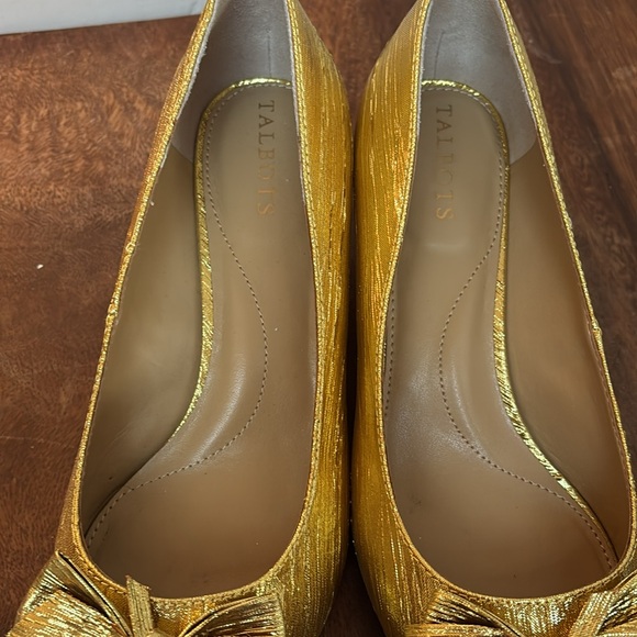 Talbots yellow “crushed” gold shiny BOW kitten Heels size 8 - Picture 4 of 7